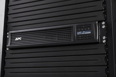 APC by Schneider Electric Smart-UPS SMT1000RM2UC 1 000 VA montable en rack