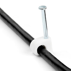 StarTech.com Lot de 100 (M) serre-câbles avec clou – Pinces à clouer réutilisables – Clips de montage/maintien de cordon – Punaises de câble, attaches de fil, blanc TAA